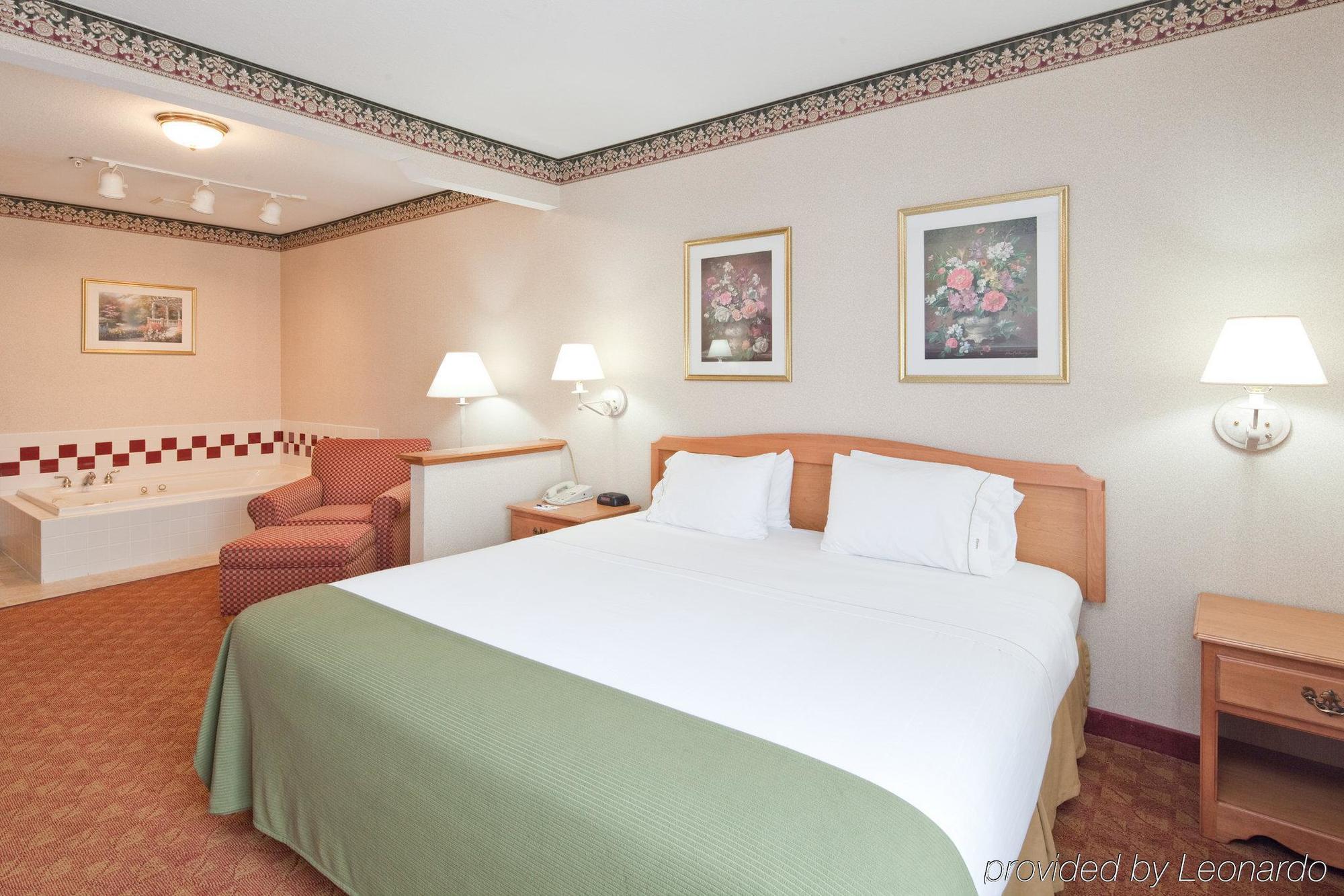 Holiday Inn Express Hotel & Suites Wauseon By Ihg Номер фото