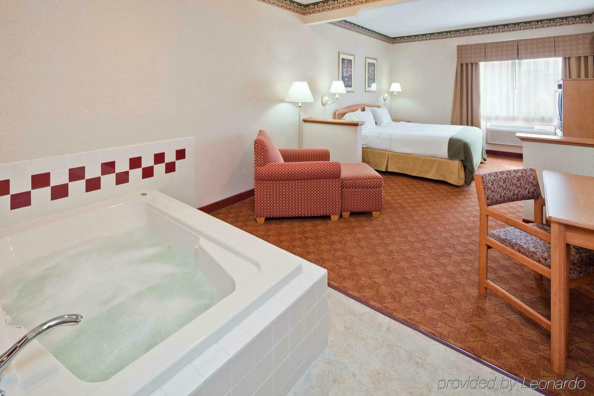Holiday Inn Express Hotel & Suites Wauseon By Ihg Номер фото